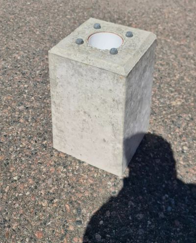 Betonfundament til flanget modstolpe