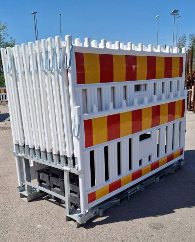 40 meter hvidt byggepladshegn med kombinationsstilladser og piedestaler
